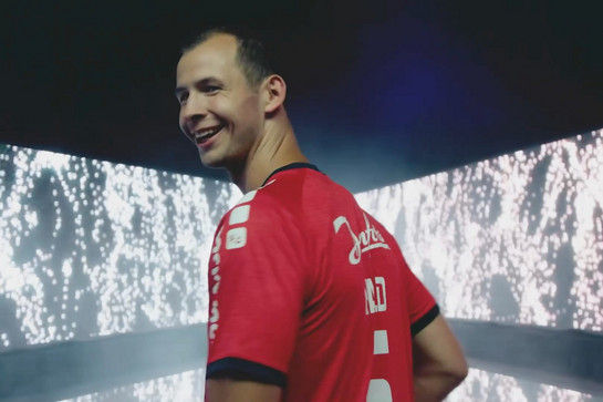 SG Spieler trägt ein rotes Triko