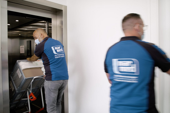 Zwei Mitarbeiter von Marmed Praxisversorgung
