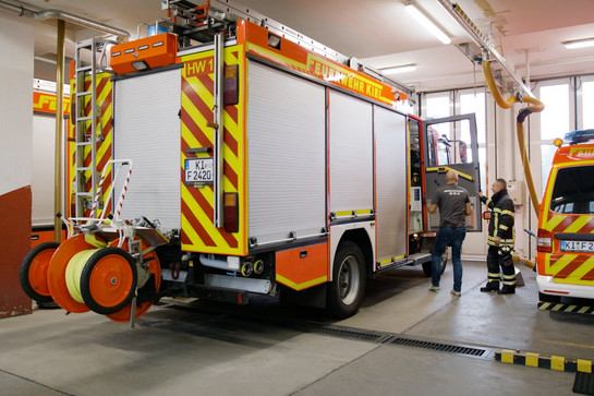 York steigt in ein Feuerwehrauto
