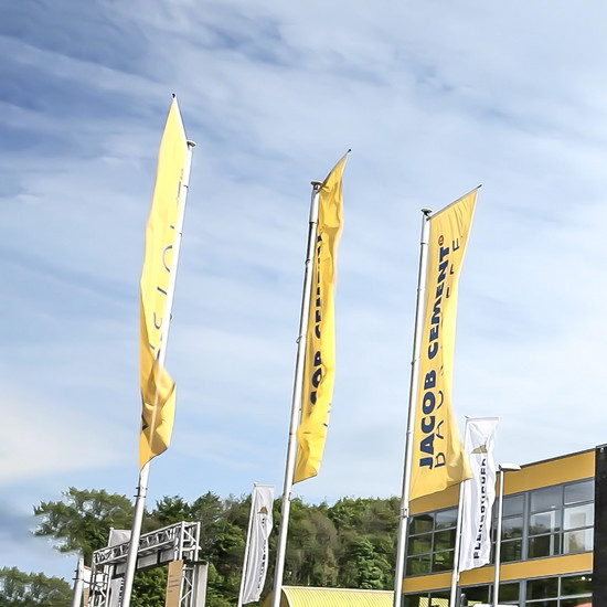 Gelbe Fahnen von Jacob Cement