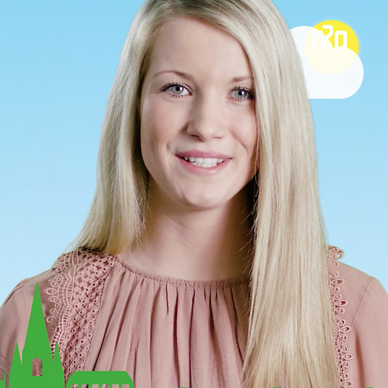 Imagevideo für Softwareentwickler Eine blonde Frau trägt ein rosanes Shirt