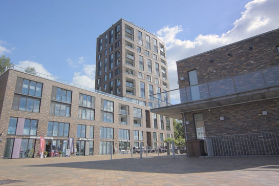Dunkles Wohnungsgebäude am Sonwiker Hafen