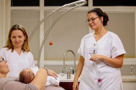 Eine Frau hält ihr Baby im Arm