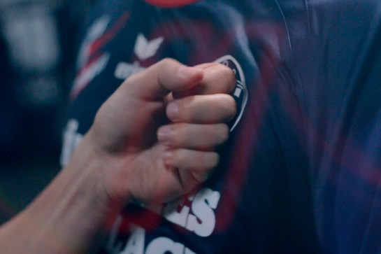 Eine Hand auf einem SG Trikot