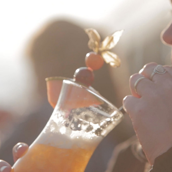 Eine Frau trinkt einen Cocktail.