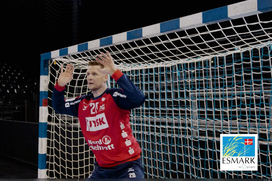 Kevin Möller trägt ein rotes Shirt