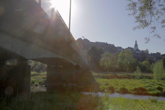 Ein Fluss läuft unter einer Brücke