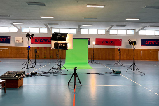 Beleuchtung und Greenscreen in einer Turnhalle