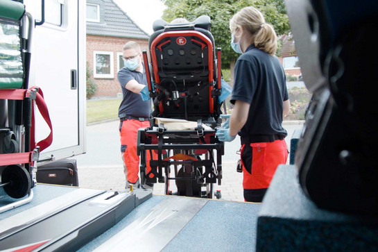 bb_yorkbeiderrettungswache_teaser_04.jpg Zwei Rettungssanitäter schieben eine Patienten in den Rettungswagen