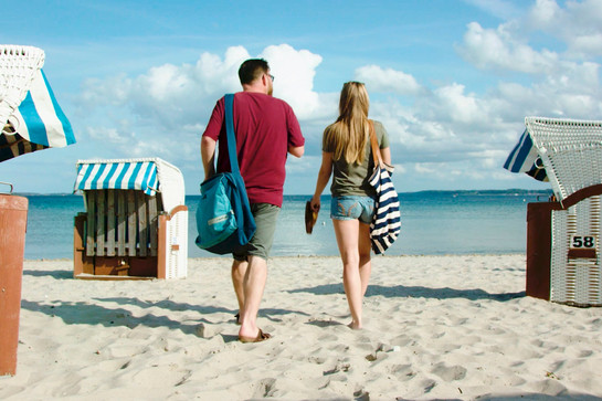 Malin und Daniel gehen am Strand