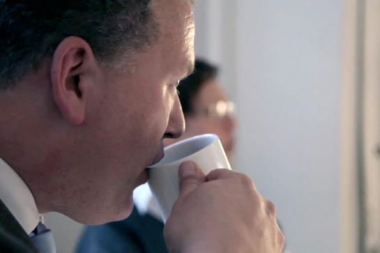 Ein Union Bank Mitarbeiter trinkt einen Schluck Kaffee