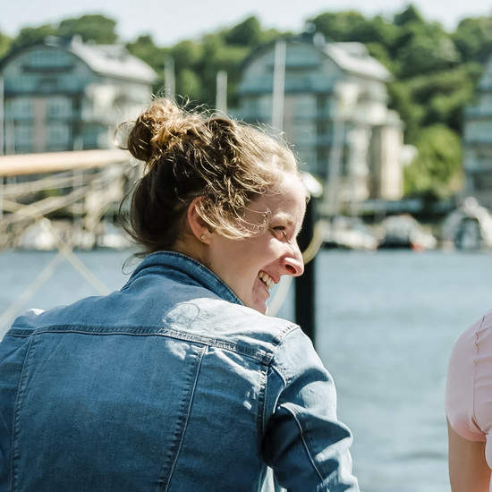 Die Nospa als Arbeitgeber Eine Frau in Jeansjacke