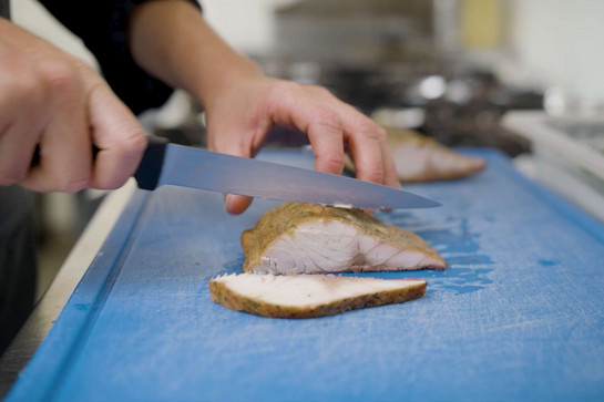Sonja Lugowski schneidet Fisch