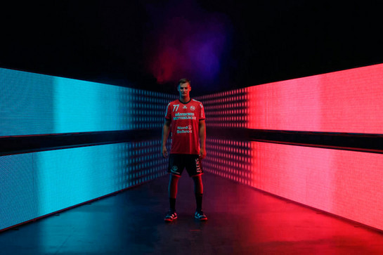 Ein SG Spieler steht vor einer LED Wand