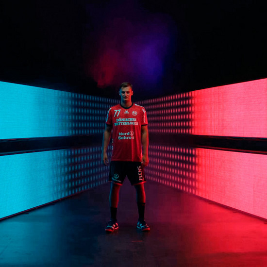 Ein SG Spieler steht vor einer LED Wand