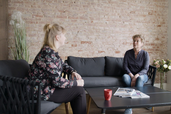Zwei Frauen unterhalten sich in einem Sofa