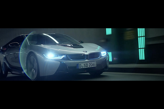 Ein weißer moderner BMW von vorne