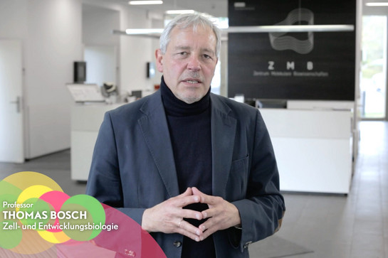 Ein etwas älterer Mann, er ist Professor für Zell- und Entwicklungsbiologie. 