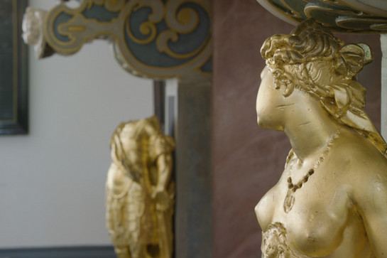 Nahaufnahme einer goldenen Frauenstatue