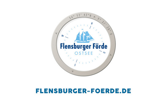 Ein silberner Kompass mit Beschriftung
