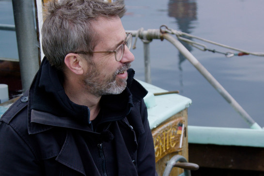Nahaufnahme von Joachim Freitag auf einem Boot