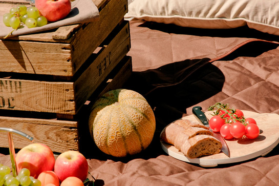Frisches Obst liegt auf einer Holzbox