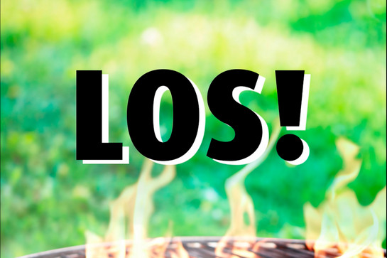 Das Wort "Los" mit einem Grill im Hintergrund