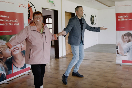 Ein Mann tanzt mit einer Frau