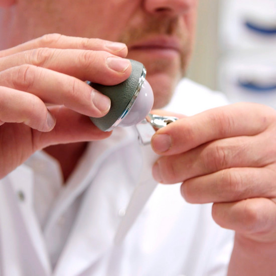 Ein Arzt hält ein Gerät in der Hand