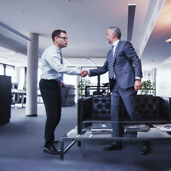 Imagefilm für Bank Zwei Männer der Sydbank geben sich die Hand