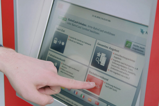 bb_gruppenticket_teaser_01.jpg Ein Finger zeigt auf den Button eines Ticketschalters