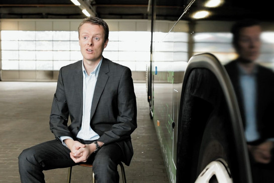 Standbild eines r2p Mitarbeiters im Interview 