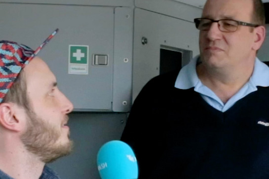 bb_fuehrerstand_teaser_01.jpg Ein Mann interviewt einen Lokführer