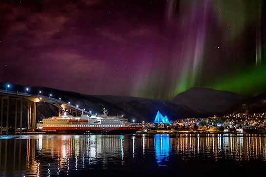 Nordlichter über eine Stadt