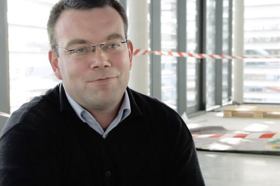 Standbild eines Jacob Cement Mitarbeiters mit Brille