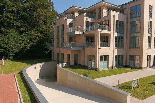 Ein modernes Neubaugebäude mit einer Tiefgarage