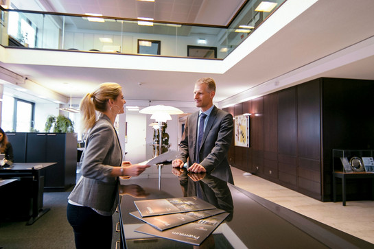 Zwei Sydbank Mitarbeiter tauschen sich aus
