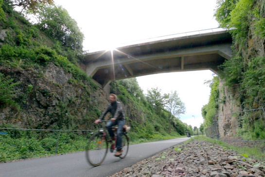 bb_zweirad_teaser_04_hauptteaser.jpg Ein Radfahrer fährt unter eine Brücke