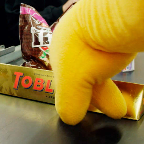 Mr Scandi legt Süßigkeiten auf das Fließband