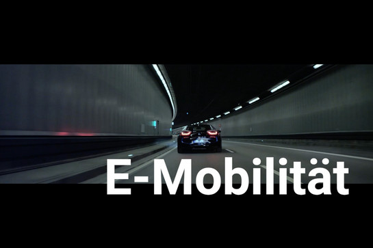 Ein BMW fährt durch einen Tunnel