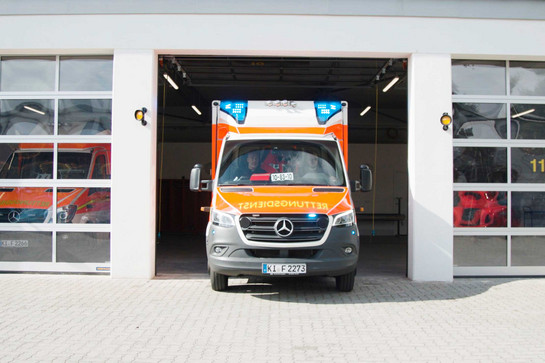 bb_yorkbeiderrettungswache_teaser_02.jpg Ein Rettungswagen fährt aus der Wache raus