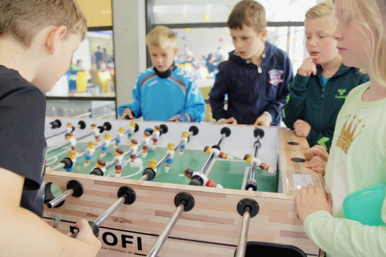 Kinder spielen Tischkicker