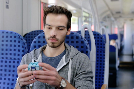 Ein Mann dreht an einem Cube
