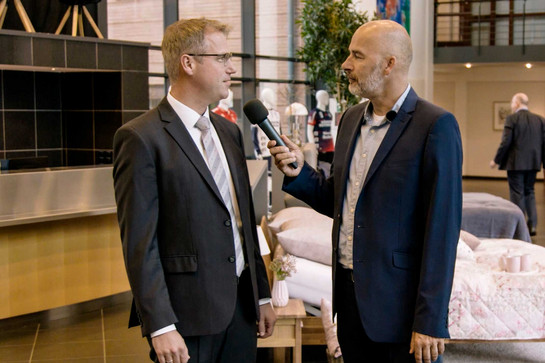 York interviewt einen Mann