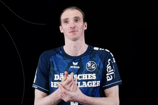 bb_sg_trikot_praesentation_2016_17_teaser_05.jpg Ein SG Spieler gestikuliert mit seinen Armen