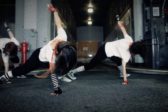 bb_closh_teaser_03_hauptteaser.jpg Drei Frauen tanzen Break Dance