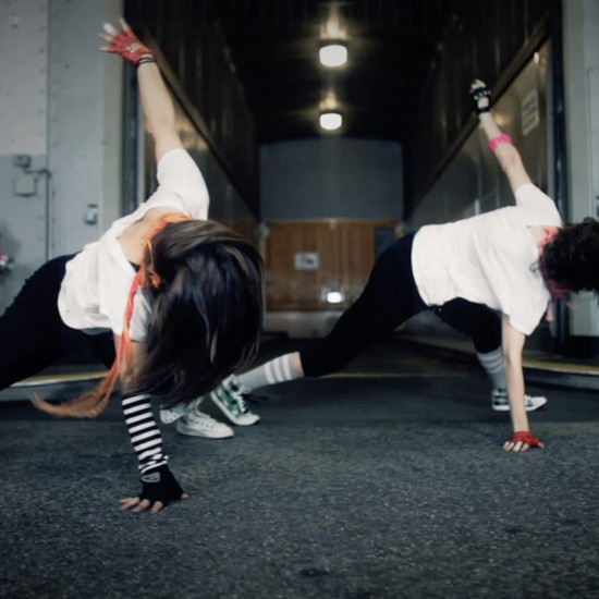 Drei Frauen tanzen Break Dance