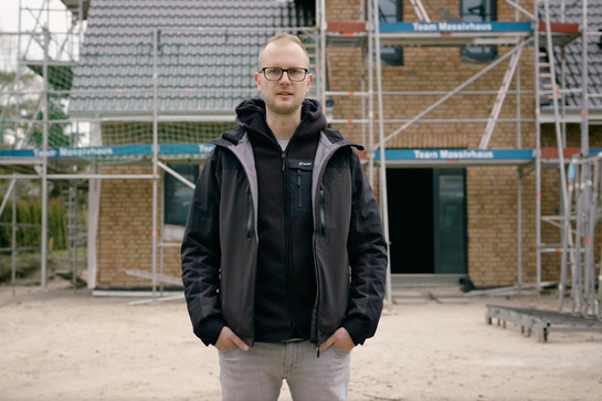 Bauherr Wilde vor seinem neuen Eigenheim.