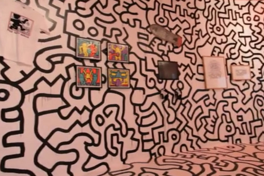 Gemälde hängen an einer Wand
