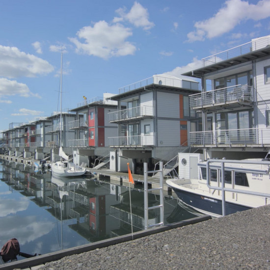 Blick auf die Wasservillen des Sonwiker Hafens